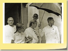 1963: with Sundaram's family in Pondichery (UJ-O41)